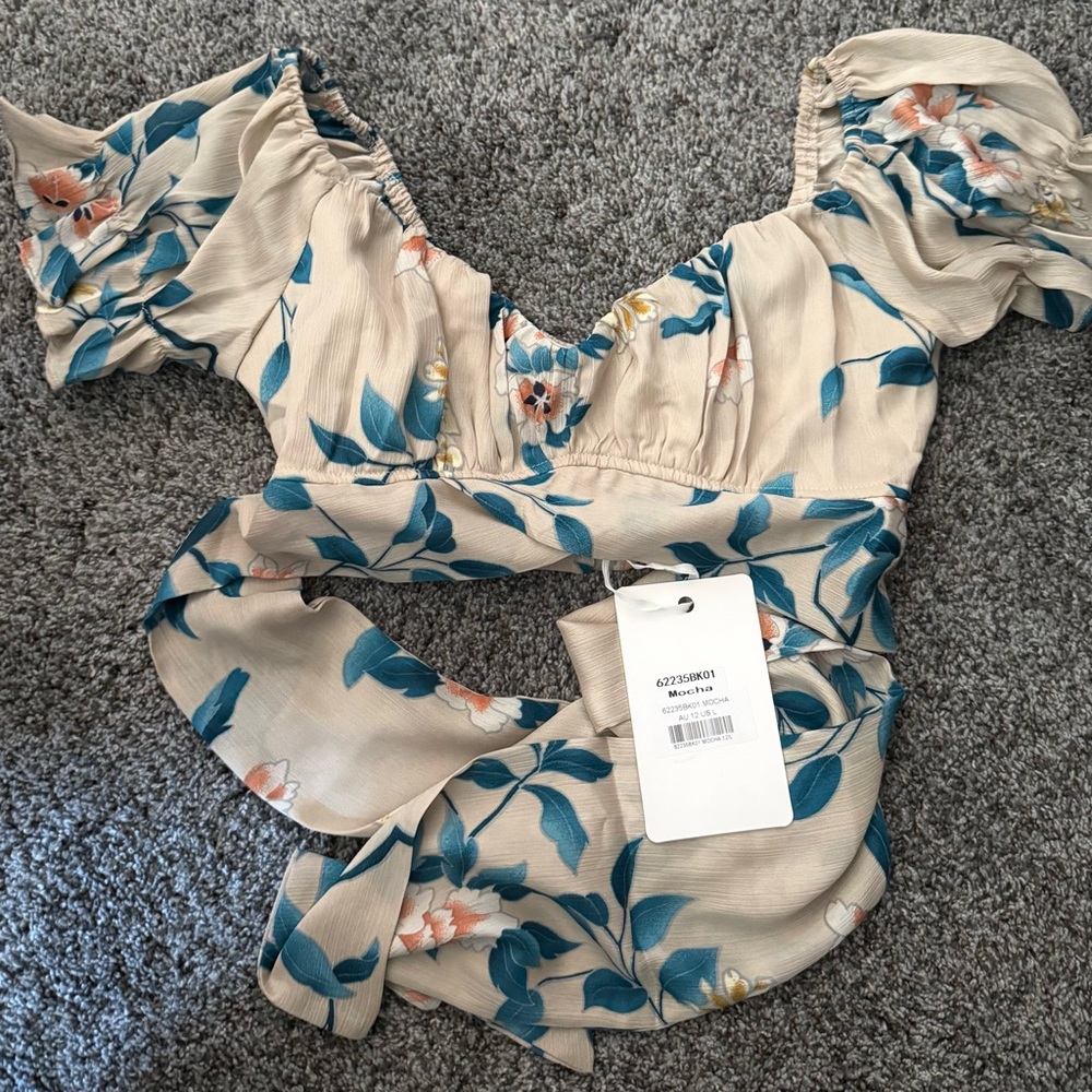 Selfie Leslie wrap crop top
